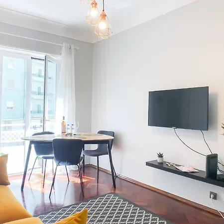 Апартаменты Downtown Stylish *