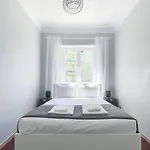 Апартаменты Downtown Stylish *