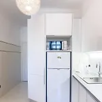Апартаменты Downtown Stylish