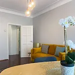 Апартаменты Downtown Stylish